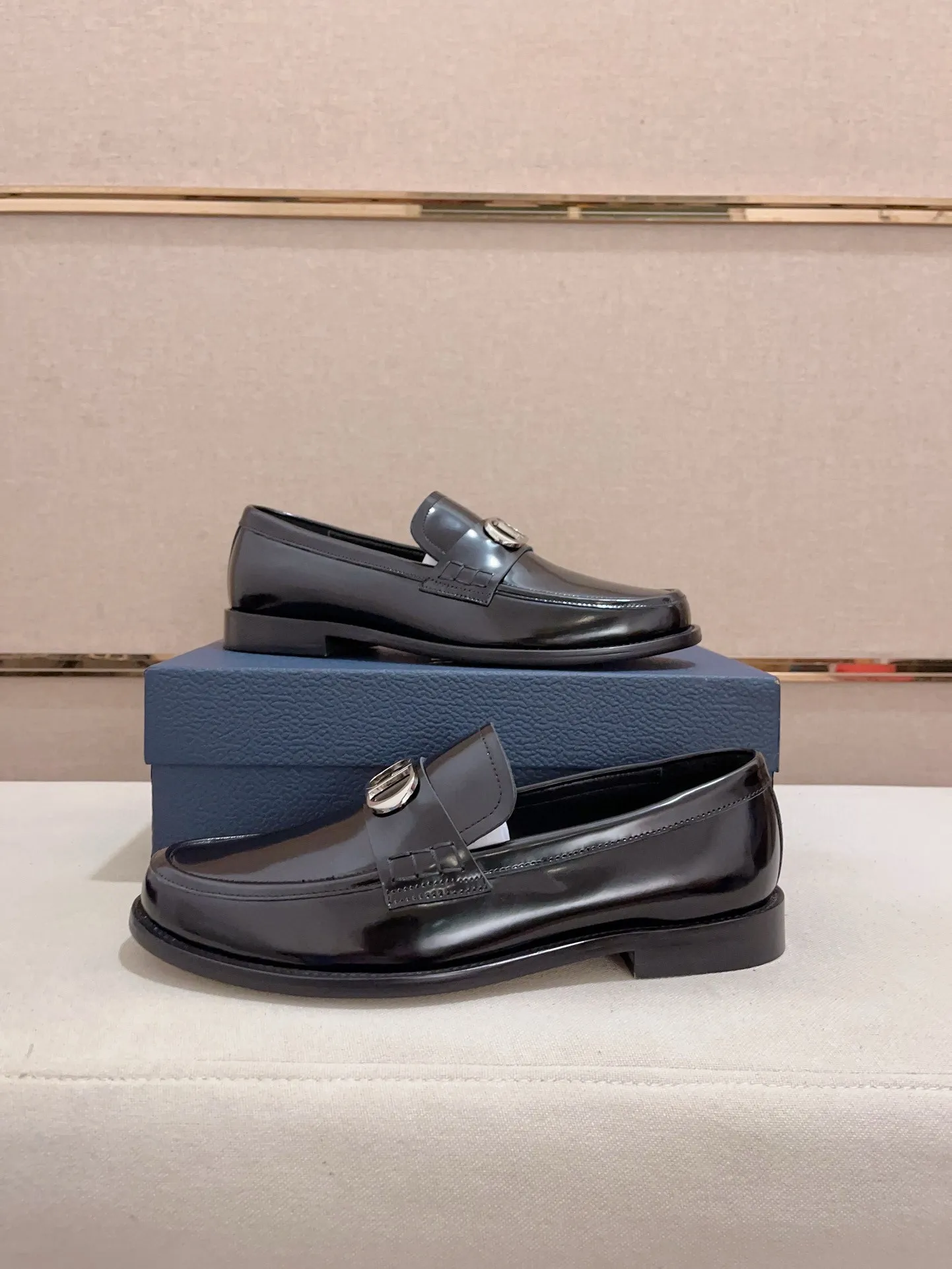 Men's shoes 💰: 560💰 High-end version of Dior Dior's new series. Famous actors and internet celebrities wear super popular designs. The sculptures of French artist Niki de Saint Phalle are designed as rings. Material: Imported original material ➕Painted cowhide Foot pads: cowhide Outsole: Rubber outsole Men's shoe size: 38~44 Can be customized to size 45